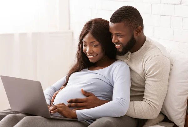 Nahaufnahme von schwarzem schwangerem Paar mit Laptop zu Hause — Stockfoto