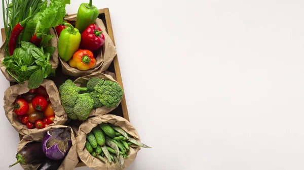 Egészséges zöldségkészlet fadobozban, fehér alapon izolálva — Stock Fotó