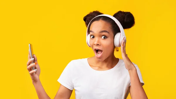 Szoros kép gyönyörű fekete tinédzser hallgat zenét — Stock Fotó