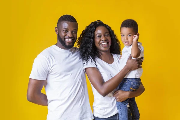 Feliz preto millennial pais com bonito pequeno filho a mãos — Fotografia de Stock