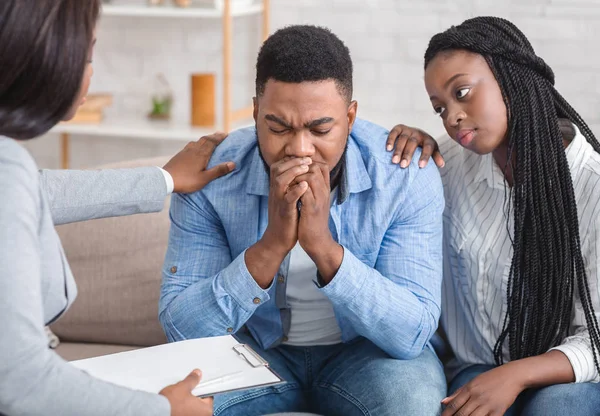 Kochająca afro żona i nierozpoznawalny psychoterapeuta wspierający faceta podczas sesji terapeutycznej — Zdjęcie stockowe