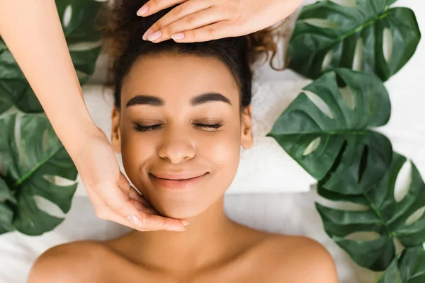Conceito de cosmetologia. afro menina chegando facial massagem — Fotografia de Stock