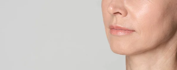 Perfekte natürliche Lippen der Frau mittleren Alters — Stockfoto