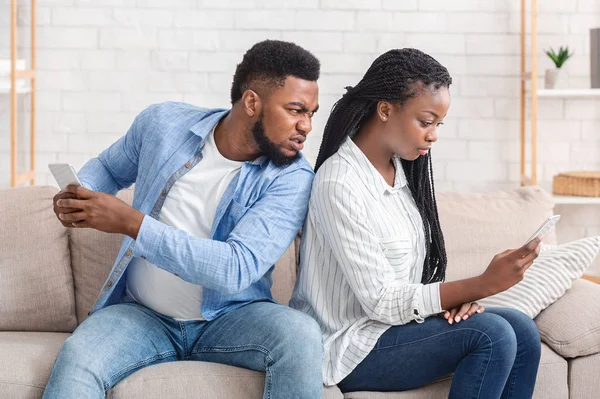 Rozzlobený manžel přistižení podvádění manželka textování na mobil s jiným mužem — Stock fotografie