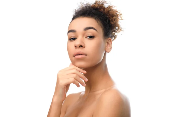 Tratamento facial. Menina afro com pele perfeita tocando seu queixo — Fotografia de Stock