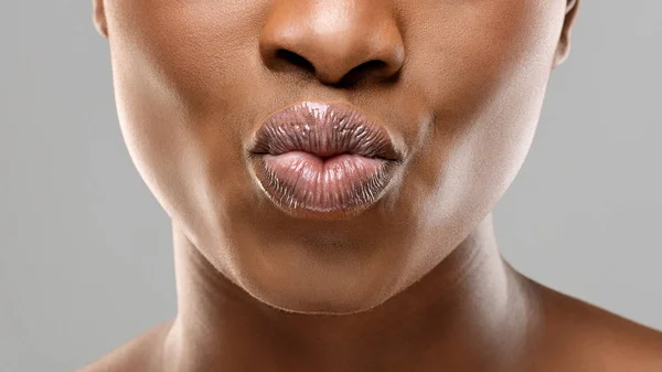 Tanınmayan siyah kız güzel tombul dudaklarını büzüyor. — Stok fotoğraf