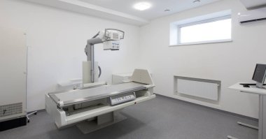 Klinikteki boş odada modern X-ray cihazı