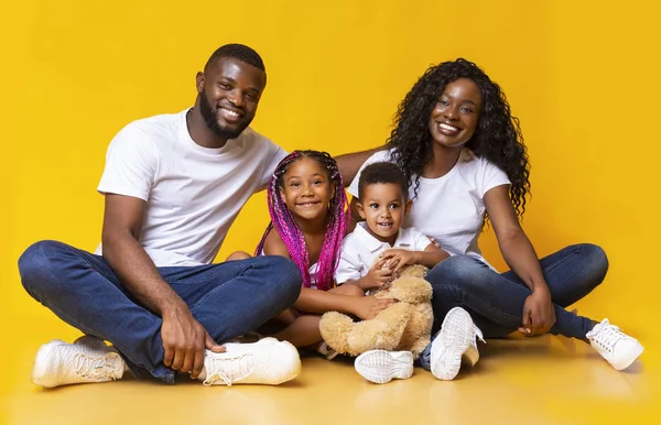 Retrato de alegre familia afro joven con dos niños pequeños — Foto de Stock