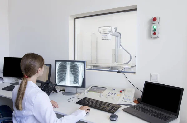 Jovem médica assistindo no peito Raio-X instantâneo — Fotografia de Stock