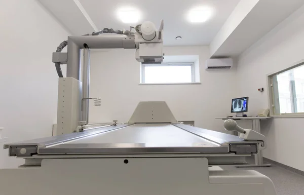 Порожня лабораторна кімната з автоматичною рентгенівською машиною — стокове фото