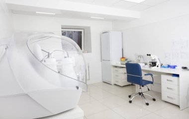 Profesyonel modern ekipman kullanılarak teşhis ve analiz için tıbbi laboratuvar