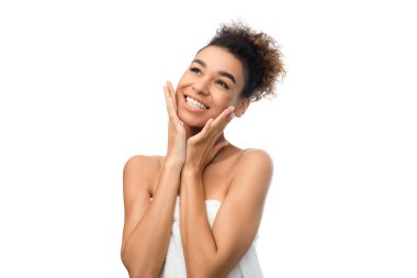 Yumuşak dokunuş. Afro kadın kadife tenine dokunuyor.