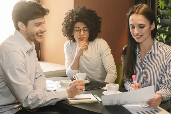 Jovencita mostrando su idea a los inversores, explicando la estrategia —  Fotos de Stock