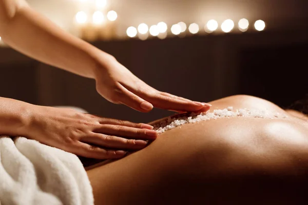 Conceito de spa. Mulher recebendo sal massagem nas costas — Fotografia de Stock