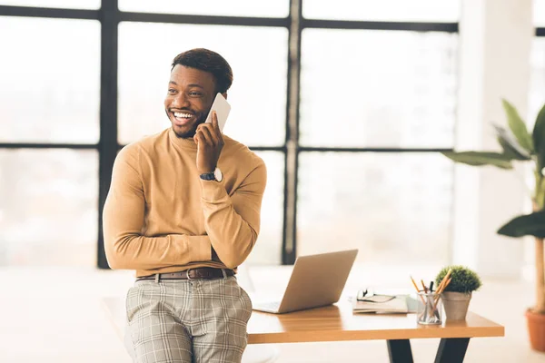 Hombre de negocios negro feliz hablando por teléfono — Foto de Stock