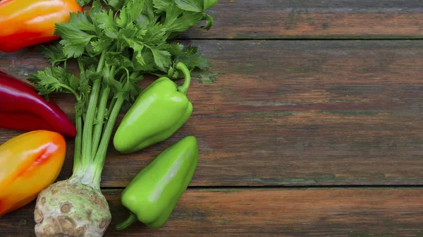 Ekologická zelenina ze zahrady na dřevěném pozadí — Stock fotografie