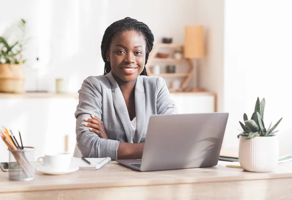 Porträt einer erfolgreichen schwarzen Millennial-Geschäftsfrau am Arbeitsplatz im modernen Büro — Stockfoto