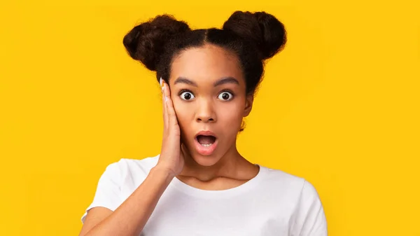 Amazed african american girl looking at camera — Stock Photo, Image