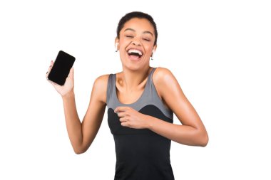 Smartphone 'da müzik dinleyen siyah kadın ve dans, stüdyo