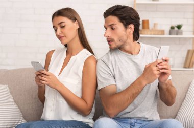 Kıskanç Erkek Arkadaş, Kız Arkadaşlara Mesajlar Okuyor Telefonda Koltukta Otururken