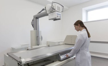 Röntgen cihazı kullanan doktor kadın.