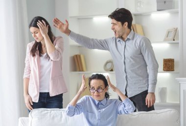 Evlilik danışmanlığı sırasında karısına bağıran saldırgan bir adam.