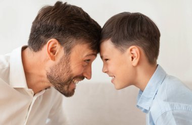 Mutlu Baba ve Oğul Eğilen Kafalar Dokunan Alınlara, Beyaz Arkaplan