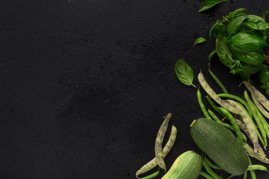 Yeşil detoks sebzeler siyah üzerine sağlıklı bir çerçeve oluşturuyor