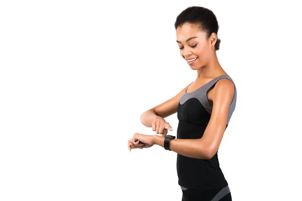 Menina afro-americana usando Smartwatch em pé sobre fundo branco, isolado — Fotografia de Stock