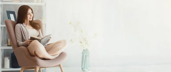 Giovane donna millenaria godendo mattina con libro a casa — Foto Stock