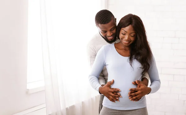 Retrato de casal negro feliz esperando bebê — Fotografia de Stock