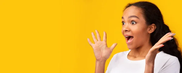 Emocionado afroamericano adolescente sorprendido por mega venta —  Fotos de Stock