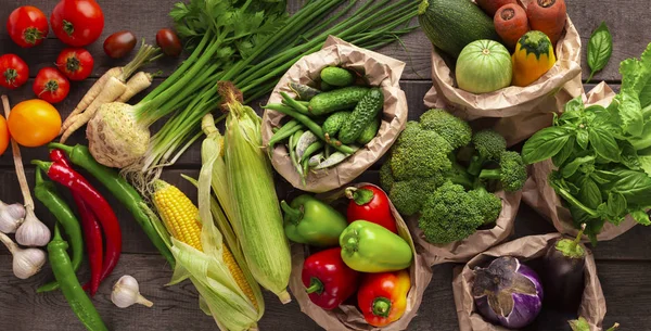 健康的背景，新鲜不同的蔬菜在可重复使用的纸袋中 — 图库照片