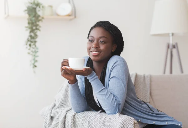 Boldog fekete lány pihen egy csésze teával otthon — Stock Fotó