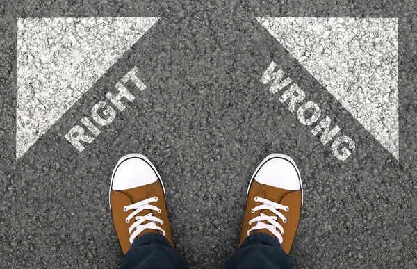 Hombre en zapatillas de deporte elegir el camino correcto o incorrecto — Foto de Stock