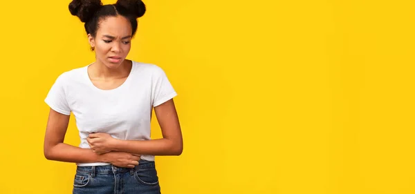 Verärgerte Afroamerikanerin leidet unter Bauchschmerzen — Stockfoto