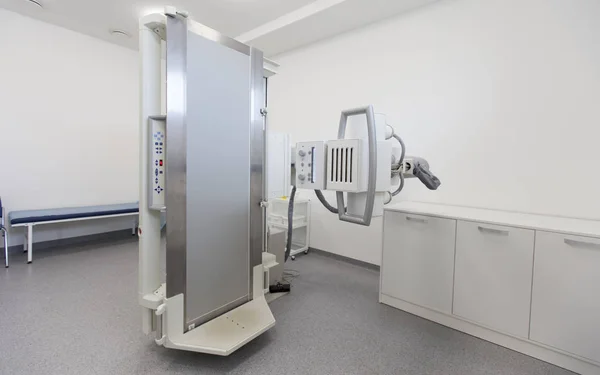 Sala de laboratório leve com máquina de raios X multifuncional — Fotografia de Stock