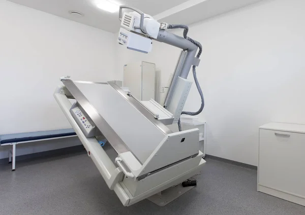 Εσωτερικό χώρου σύγχρονου ιατρικού δωματίου με αυτόματο εξοπλισμό ακτίνων-Χ — Φωτογραφία Αρχείου
