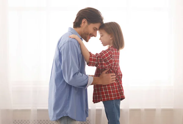 Padre e figlia rimangono a casa testa a testa — Foto Stock