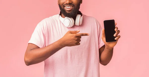 Afro cara apontando para tela do smartphone em branco — Fotografia de Stock