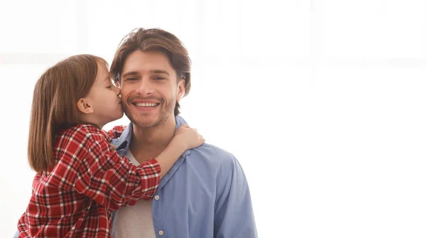 Adorável menina beijando seu pai feliz — Fotografia de Stock