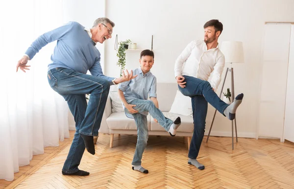 Lycklig farfar med son och sonson ha kul hemma — Stockfoto