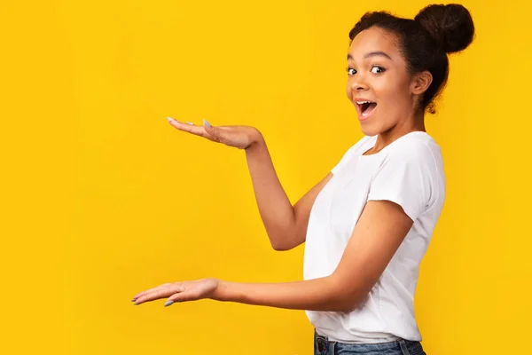 Emocionado adolescente negro apuntando al espacio libre — Foto de Stock