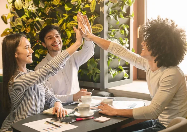 Partners geven elkaar high five tijdens zakenlunch — Stockfoto