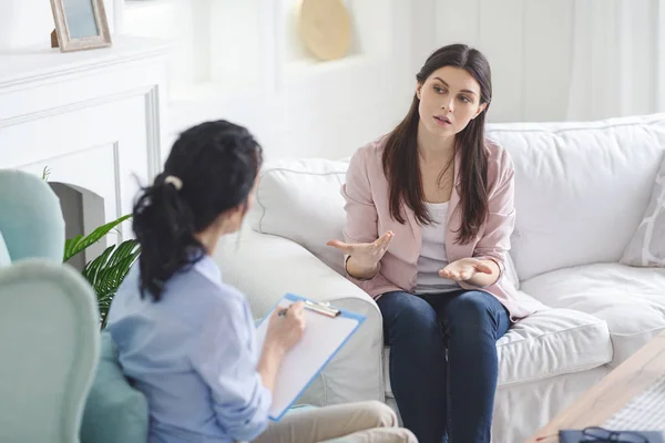 Mujer emocional compartiendo sus sentimientos con el terapeuta — Foto de Stock