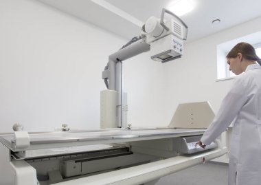 Hasta için röntgen hazırlayan kadın doktor röntgen cihazı.