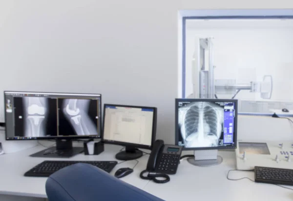 Monitor con rayos X de partes del cuerpo humano en laboratorio moderno —  Fotos de Stock