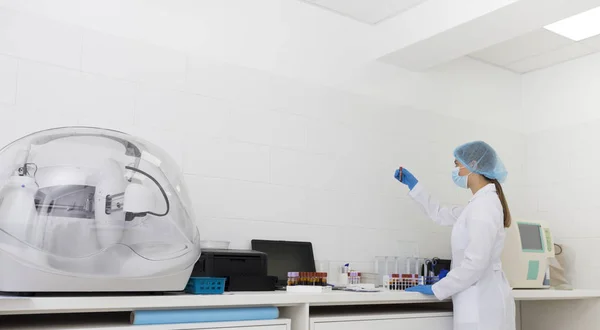 Jovem cientista em roupas protetoras fazendo pesquisas — Fotografia de Stock