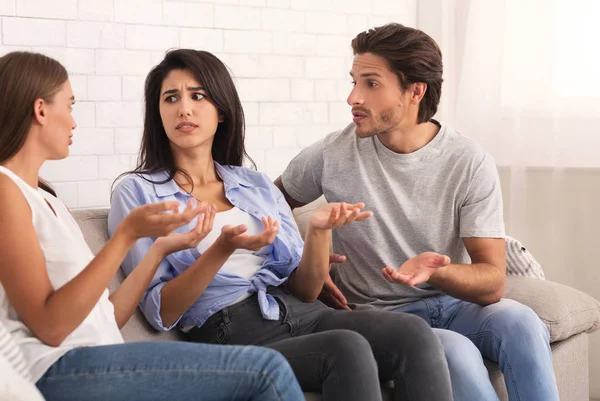 Drei Freunde streiten sich zu Hause auf Sofa — Stockfoto