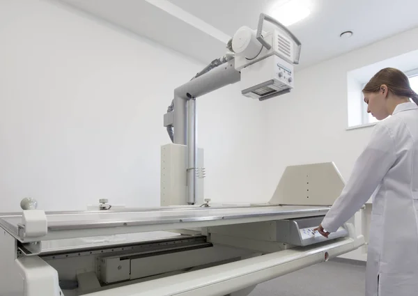 Θηλυκός ιατρός που προετοιμάζει εξοπλισμό ακτίνων Χ για την παραγωγή ροεντγονογραφήματος για τον ασθενή — Φωτογραφία Αρχείου